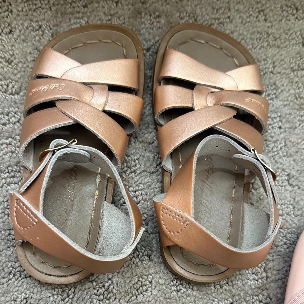 Girls Metallic Rose Gold Cross-Strap Sandals with Buckle
